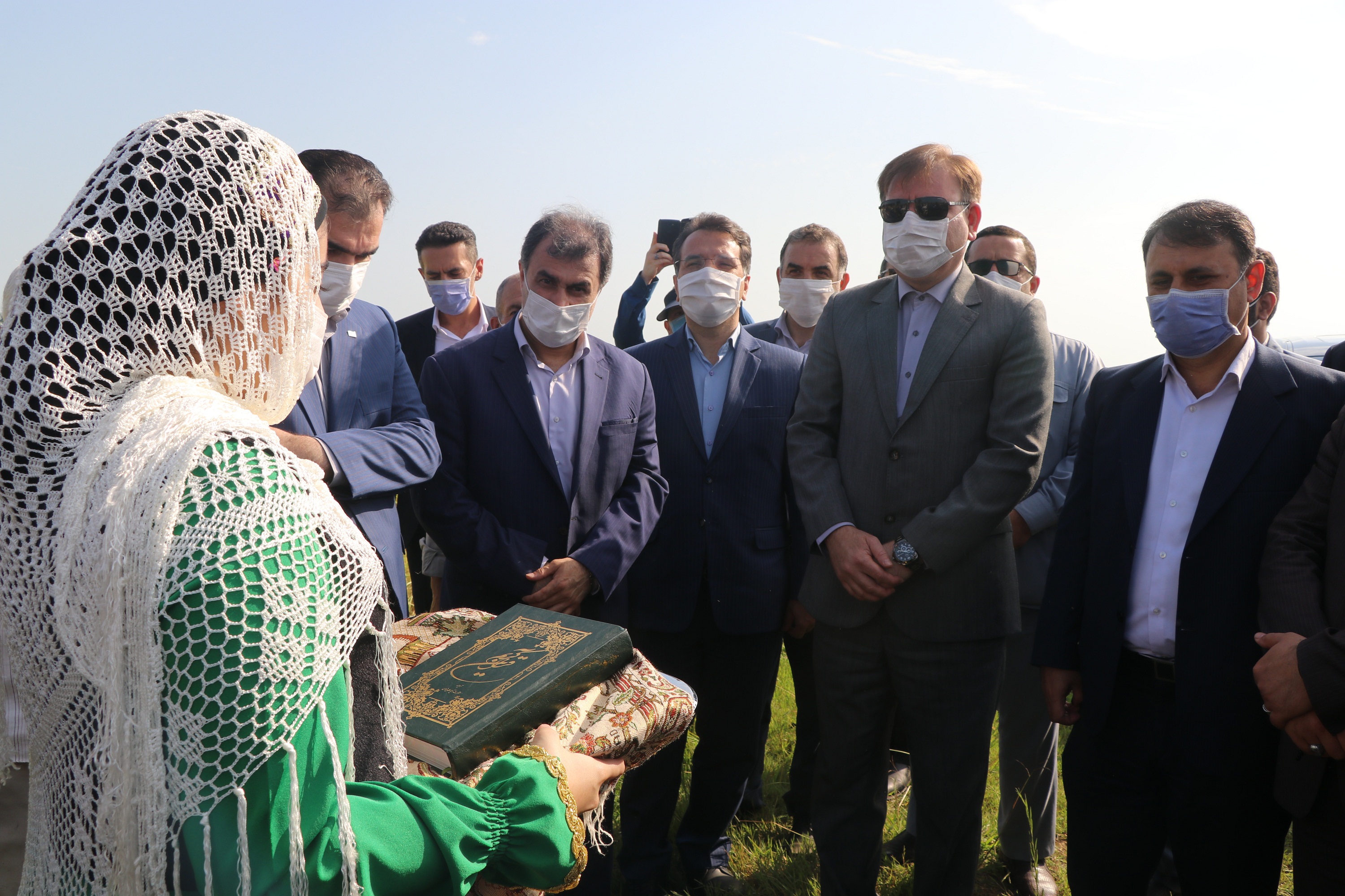 گزارش تصویری اولین برداشت مکانیزه برنج در گیلان