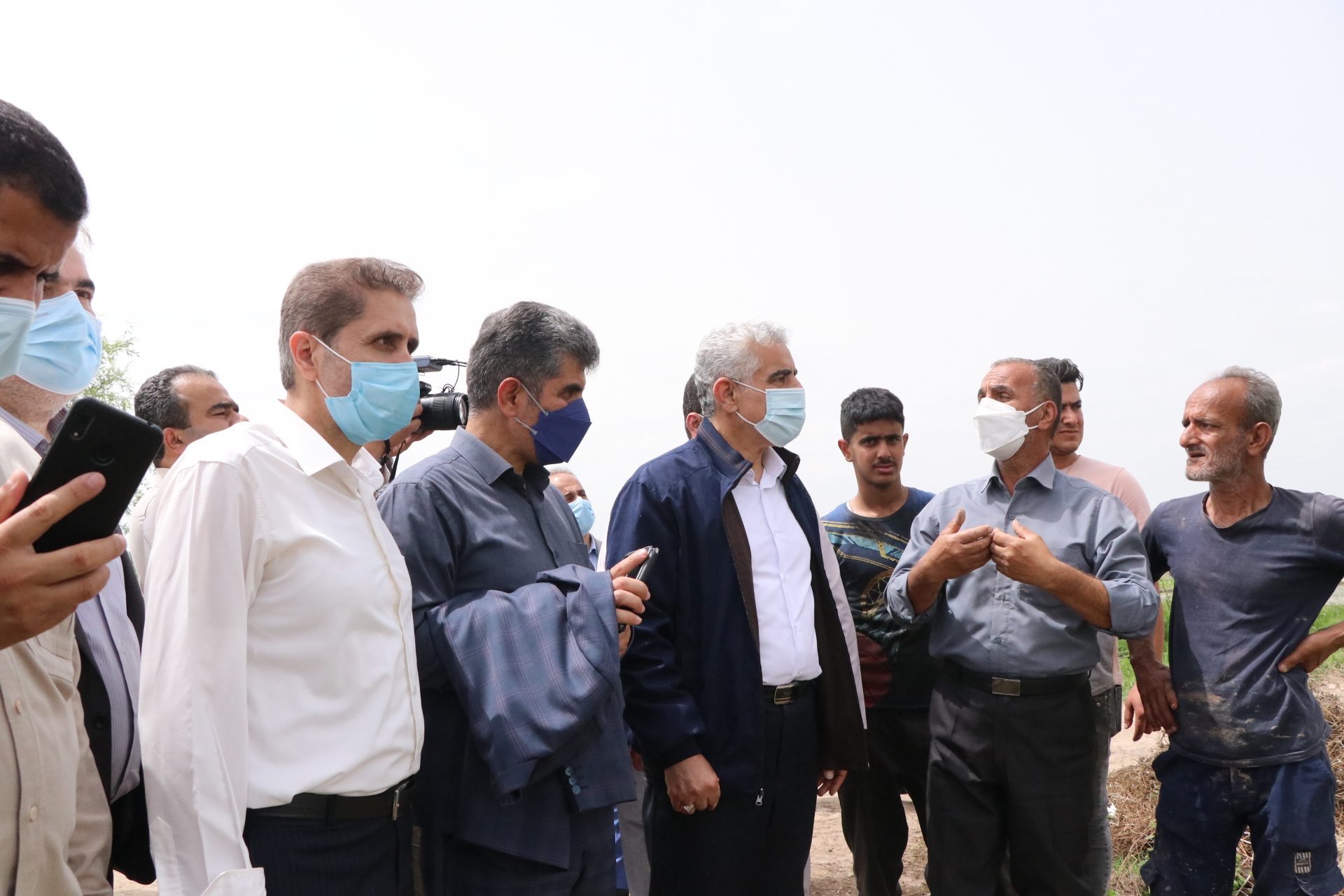 بازدید استاندار به همراه رئیس سازمان جهادکشاورزی از مزارع کشاورزی و روند آبرسانی به شالیزارها