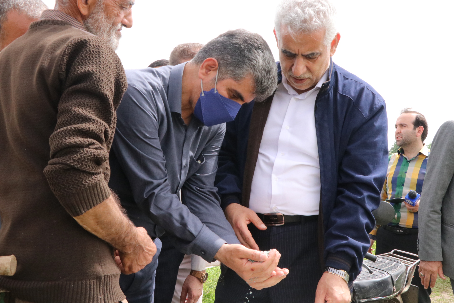 بازدید استاندار به همراه رئیس سازمان جهادکشاورزی از مزارع کشاورزی و روند آبرسانی به شالیزارها