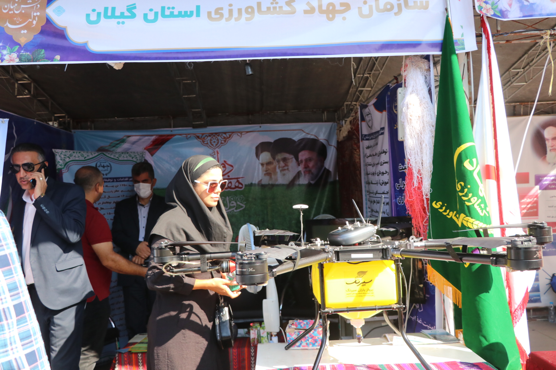 برپایی میز خدمت در نمایشگاه دستاوردهای هفته دولت در پیاده راه فرهنگی شهرداری رشت