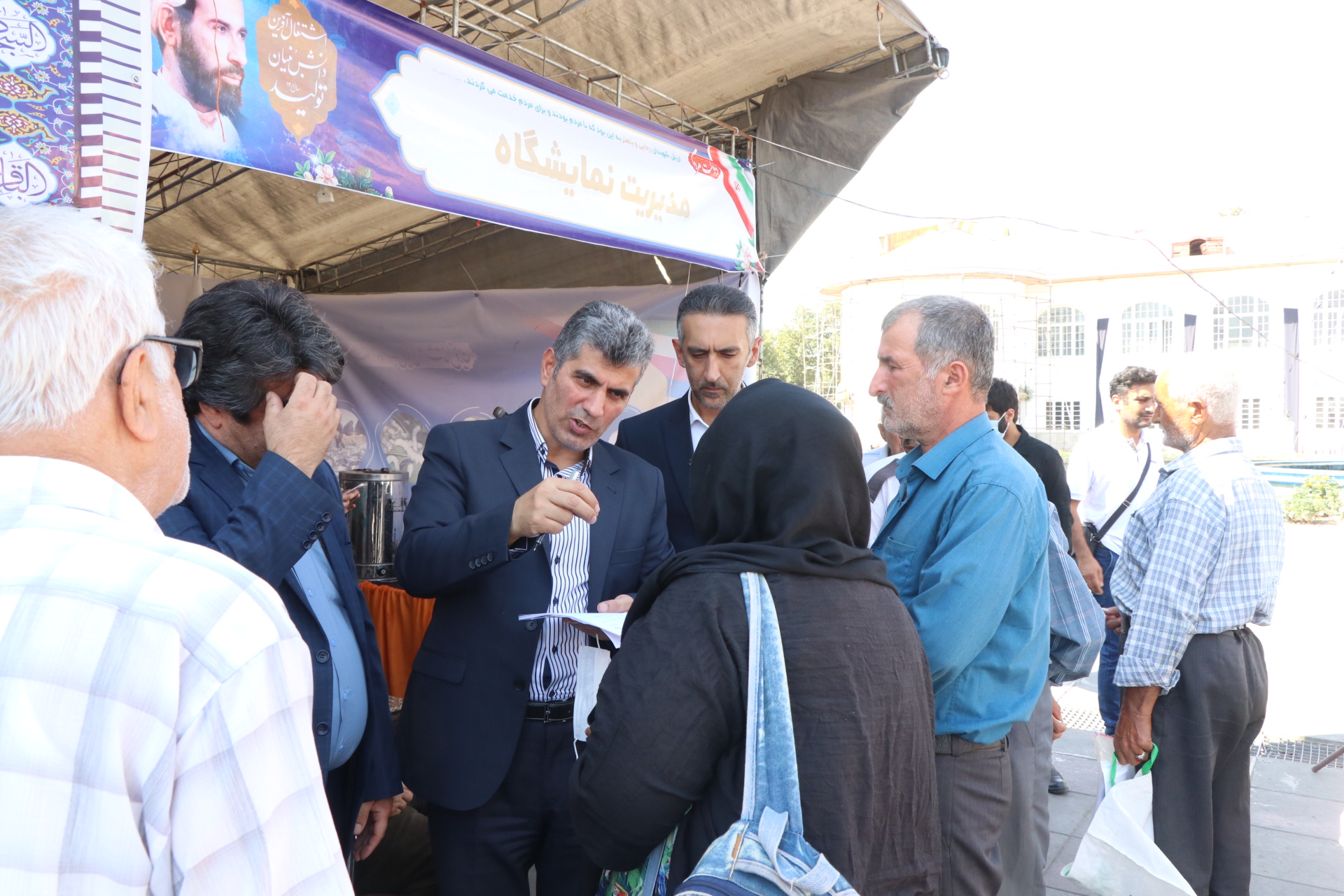 برپایی میز خدمت در نمایشگاه دستاوردهای هفته دولت در پیاده راه فرهنگی شهرداری رشت