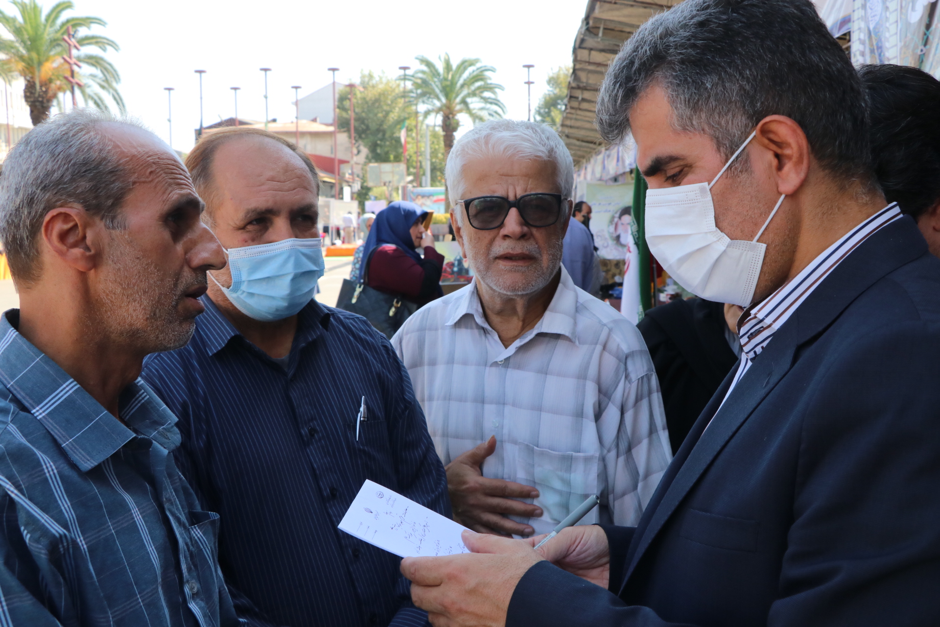 برپایی میز خدمت در نمایشگاه دستاوردهای هفته دولت در پیاده راه فرهنگی شهرداری رشت