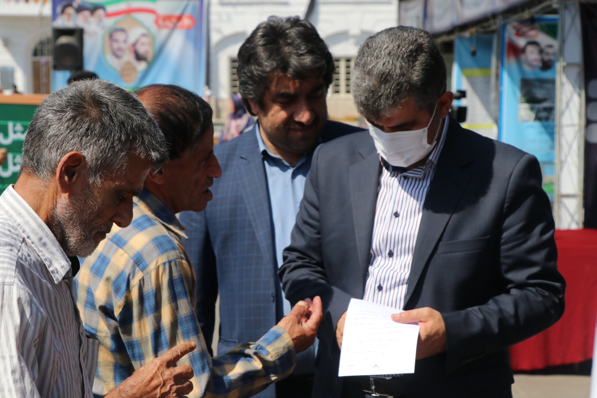 برپایی میز خدمت در نمایشگاه دستاوردهای هفته دولت در پیاده راه فرهنگی شهرداری رشت