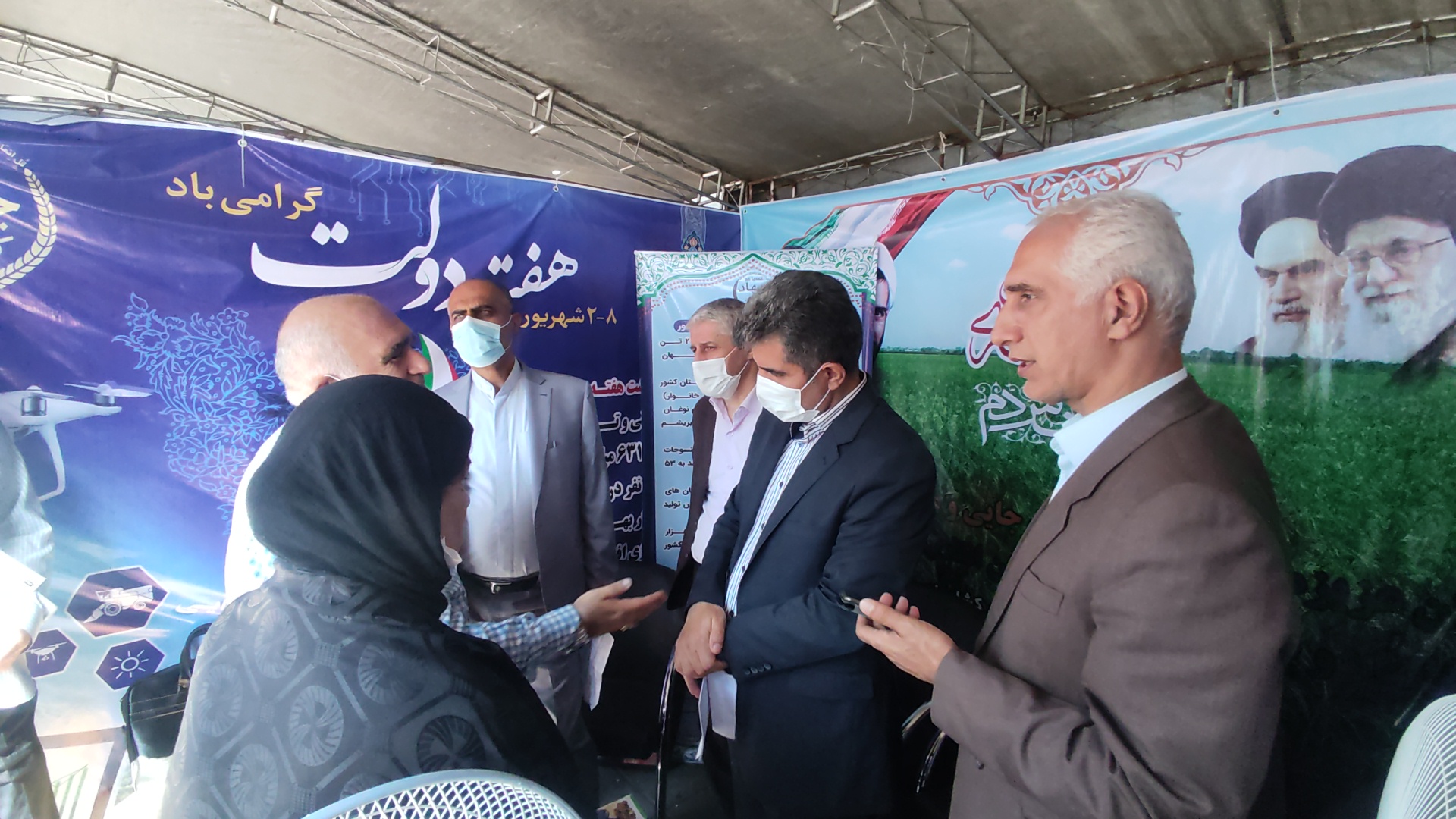 برپایی میز خدمت در نمایشگاه دستاوردهای هفته دولت در پیاده راه فرهنگی شهرداری رشت