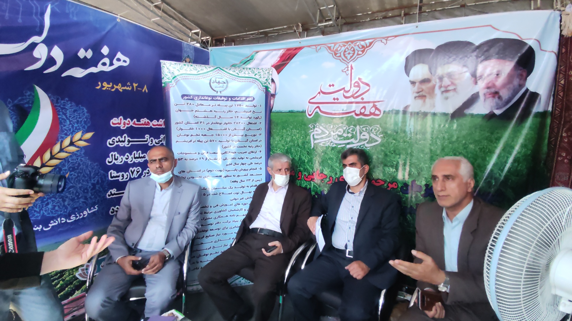 برپایی میز خدمت در نمایشگاه دستاوردهای هفته دولت در پیاده راه فرهنگی شهرداری رشت