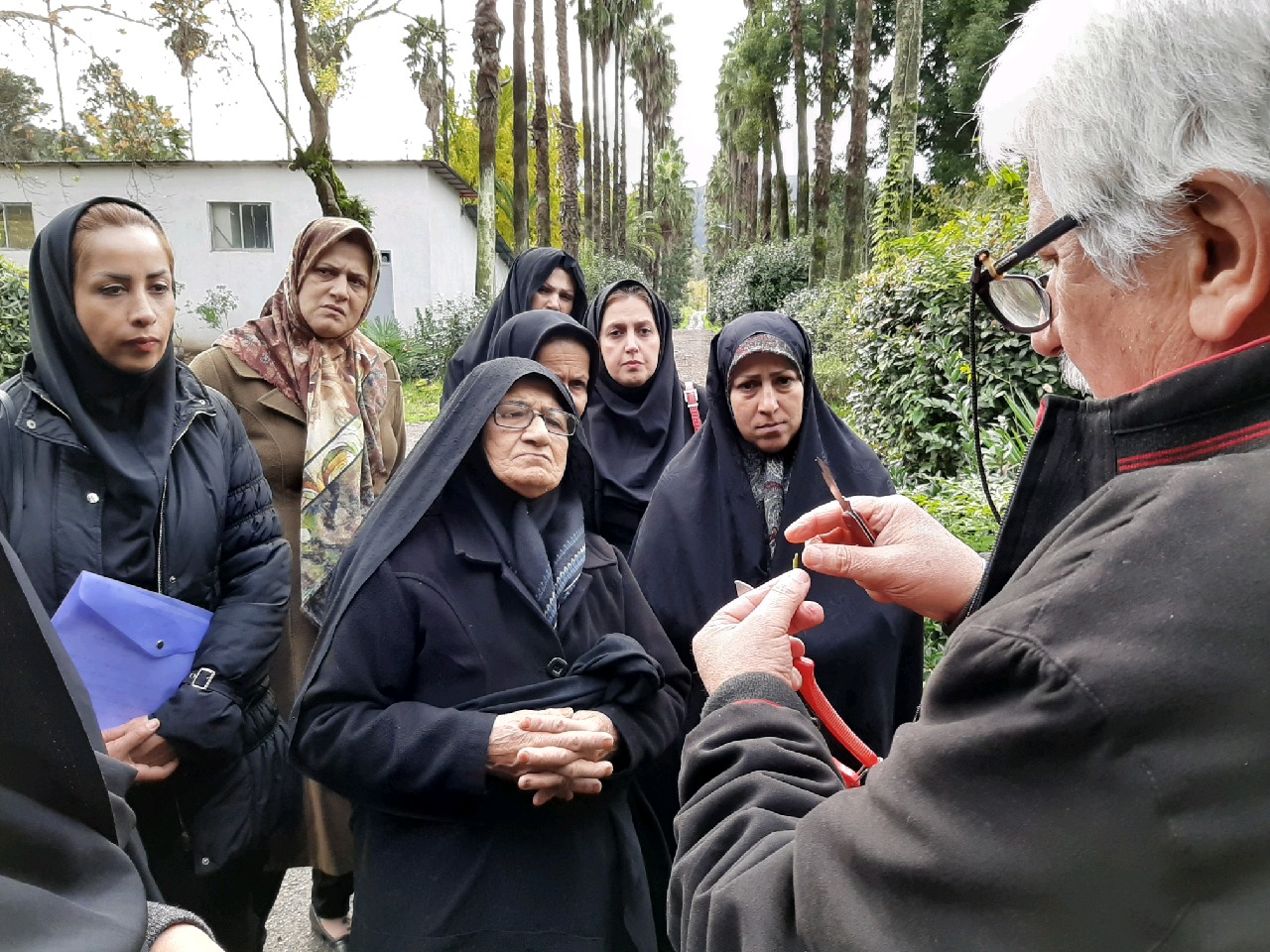 انتقال داده های علمی به کشاورزان و کارشناسان پهنه های کشاورزی توسط محقق معین در شهرستان لاهیجان